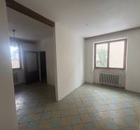 PREDAJ - Rodinný dom s investičným potenciálom - Nové Zámky - Interiér rodinného domu s keramickou podlahou, radiátorom a veľkým oknom.