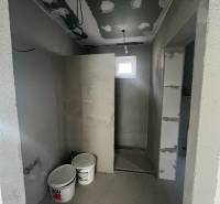 PREDAJ - 3-izbový rodinný dom po kompletnej interiérovej rekonštrukcii - Interiér rodinného domu vo výstavbe s vedrami a pripravenými stenami na dokončenie.