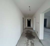PREDAJ - 3-izbový rodinný dom po kompletnej interiérovej rekonštrukcii - Chodba v rodinnom dome s pripravenými elektroinštaláciami a svetlíkmi, biele steny.