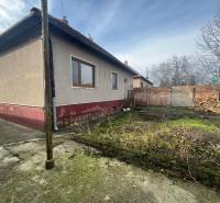 PREDAJ - 3-izbový rodinný dom po kompletnej interiérovej rekonštrukcii - Rodinný dom na ulici Na Vŕšku v Šuranoch, s neudržiavaným pozemkom a neomietnutým plotom.