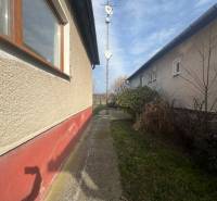 PREDAJ - 3-izbový rodinný dom po kompletnej interiérovej rekonštrukcii - Ulica Na Vŕšku v Šuranoch s pohľadom na rodinný dom a spevnenú cestičku.