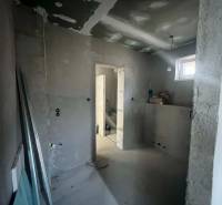 PREDAJ - 3-izbový rodinný dom po kompletnej interiérovej rekonštrukcii - Interiér rodinného domu s neomietnutými stenami, pripravený na dokončovacie práce.