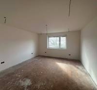 PREDAJ - 3-izbový rodinný dom po kompletnej interiérovej rekonštrukcii - Prázdna miestnosť s dvojitým oknom a podlahou s dreveným dekorom v rodinnom dome.