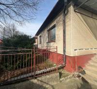 PREDAJ - 3-izbový rodinný dom po kompletnej interiérovej rekonštrukcii - Pred rodinným domom na ulici Na Vŕšku v Šuranoch s kovovým plotom a schodiskom.