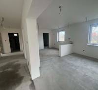 PREDAJ - 3-izbový rodinný dom po kompletnej interiérovej rekonštrukcii - Interiér rodinného domu s bielymi stenami a betónovou podlahou.