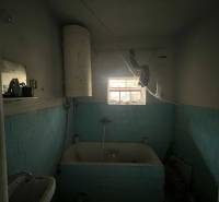 PREDAJ - Rodinný dom na rekonštrukciu s veľkým pozemkom – Kuraľany - Kúpeľňa v rodinnom dome s vaňou a plynovým bojlerom.