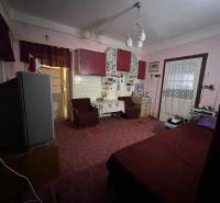 PREDAJ - Rodinný dom v obci Kamenica nad Hronom – len 5 km od Štúrova - Izba v rodinnom dome s kobercovou podlahou, nábytkom a rodinnými fotografiami na stenách.