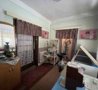 PREDAJ - Rodinný dom v obci Kamenica nad Hronom – len 5 km od Štúrova - Interiér rodinného domu s nábytkom, dekoráciami a prehozmi. Stena s obrazom.