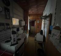 PREDAJ - Rodinný dom v obci Kamenica nad Hronom – len 5 km od Štúrova - Kuchyňa v rodinnom dome s elektrickým sporákom, stenou s dekorom a mikrovlnnou rúrou.