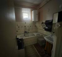 PREDAJ - Rodinný dom v obci Kamenica nad Hronom – len 5 km od Štúrova - Kúpeľňa rodinného domu s vaňou a umývadlom, obložené dlaždičkami, podlaha s dreveným dekorom.