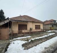 PREDAJ - Rodinný dom v obci Kamenica nad Hronom – len 5 km od Štúrova - Rodinný dom v Kamenici nad Hronom sčasti pokrytý snehom, zatvorená brána a plot.