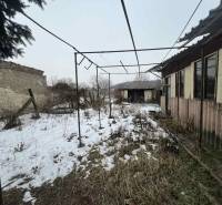 PREDAJ - Rodinný dom v obci Kamenica nad Hronom – len 5 km od Štúrova - Zasnežený dvor rodinného domu v Kamenici nad Hronom s opusteným prístreškom.