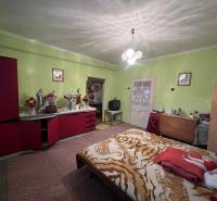 PREDAJ - Rodinný dom v obci Kamenica nad Hronom – len 5 km od Štúrova - Spálňa v rodinnom dome so zelenými stenami a červeným nábytkom.