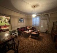 PREDAJ - Rodinný dom v obci Kamenica nad Hronom – len 5 km od Štúrova - Obývacia izba v rodinnom dome s kobercom a jedálenským stolom.