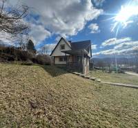 PREDAJ - Zrekonštruovaná rekreačná chata - Chľaba - Chata v Chľabe s výhľadom na svah a modrú oblohu.