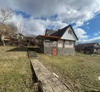 PREDAJ - Zrekonštruovaná rekreačná chata - Chľaba - Chata v Chľabe s kamenným základom, trávnikom a betónovým chodníkom.