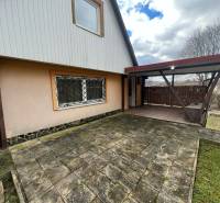 PREDAJ - Zrekonštruovaná rekreačná chata - Chľaba - Chata v Chľabe s terasou, dlažbou a trávnikom v záhrade.