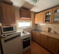 PREDAJ - Zrekonštruovaná rekreačná chata - Chľaba - Kuchynka v Chate so spotrebičmi, drevenými skrinkami a vybavením v útulnom usporiadaní.