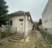 PREDAJ - Rodinný dom s veľkým pozemkom v obci Koplotovce  - Rodinný dom v Koplotovciach na ulici Koplotovce s upraveným dvorom a schodmi.