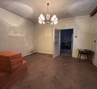 PREDAJ - Rodinný dom s veľkým pozemkom v obci Koplotovce  - Interiér rodinného domu s podlahou s dreveným dekorom a stohom oranžových matracov.