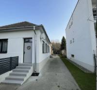 PREDAJ - Rodinný dom s veľkým pozemkom v obci Koplotovce  - Rodinný dom v Koplotovciach na Koplotovciach s bielou fasádou a malými schodmi.