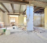 MUDROŇOVA – medzivojnová vila na HRADNOM KOPCI s veľkým pozemkom - Rodinný dom v rekonštrukcii so stavebným materiálom a kovovou strechou.