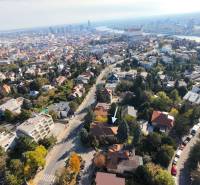 MUDROŇOVA – medzivojnová vila na HRADNOM KOPCI s veľkým pozemkom - Letecký pohľad na rodinné domy na ulici Mudroňova v Bratislave - Staré Mesto.