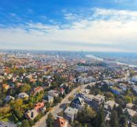 MUDROŇOVA – medzivojnová vila na HRADNOM KOPCI s veľkým pozemkom - Letecký pohľad na Bratislavu, Staré Mesto s dominantným Bratislavským hradom.