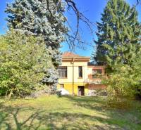 MUDROŇOVA – medzivojnová vila na HRADNOM KOPCI s veľkým pozemkom - Rodinný dom na Mudroňovej ulici v Bratislave - Staré Mesto, obklopený zeleňou.