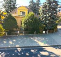 MUDROŇOVA – medzivojnová vila na HRADNOM KOPCI s veľkým pozemkom - Rodinný dom na Mudroňovej ulici v Bratislave - Starom Meste obklopený stromami.