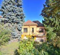 MUDROŇOVA – medzivojnová vila na HRADNOM KOPCI s veľkým pozemkom - Rodinný dom na Mudroňovej ulici v Bratislave - Starom Meste obklopený zeleňou a stromami.