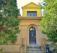 MUDROŇOVA – medzivojnová vila na HRADNOM KOPCI s veľkým pozemkom - Rodinný dom na Mudroňovej ulici v Bratislave - Starom Meste obklopený stromami.