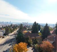 MUDROŇOVA – medzivojnová vila na HRADNOM KOPCI s veľkým pozemkom - Výhľad na bratislavský hrad a rodinné domy na ulici Mudroňova v Starom Meste.