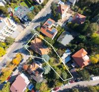 MUDROŇOVA – medzivojnová vila na HRADNOM KOPCI s veľkým pozemkom - Letecký pohľad na rodinný dom na Mudroňovej ulici v Bratislave - Starom Meste.