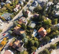 RIZNEROVA, RD – s veľkým pozemkom nad BRATISLAVSKÝM HRADOM - Letecký pohľad na rodinné domy na Riznerovej ulici v Bratislave - Staré Mesto.