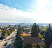 RIZNEROVA, RD – s veľkým pozemkom nad BRATISLAVSKÝM HRADOM - Výhľad na Bratislavský hrad z Riznerovej ulice, Staré Mesto, obklopený rodinnými domami a stromami.