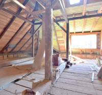 RIZNEROVA, RD – s veľkým pozemkom nad BRATISLAVSKÝM HRADOM - Podkrovie rodinného domu s drevenými trámami a čerstvo položenou strešnou krytinou.