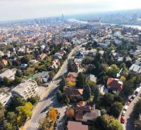 RIZNEROVA, RD – s veľkým pozemkom nad BRATISLAVSKÝM HRADOM - Letecký pohľad na rodinné domy v Starom Meste Bratislavy na Riznerovej ulici.