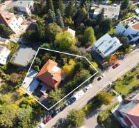 RIZNEROVA, RD – s veľkým pozemkom nad BRATISLAVSKÝM HRADOM - Letecký pohľad na Rodinný dom na Riznerovej ulici, Bratislava - Staré Mesto, obklopený zeleňou.