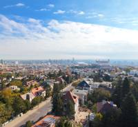 RIZNEROVA, RD – s veľkým pozemkom nad BRATISLAVSKÝM HRADOM - Výhľad na Bratislavu zo Starého Mesta, Riznerovej ulice, s Bratislavským hradom v pozadí.