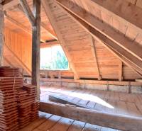 RIZNEROVA, RD – s veľkým pozemkom nad BRATISLAVSKÝM HRADOM - Podkrovie v rodinnom dome s drevenými trámami a uloženými strešnými škridlami.