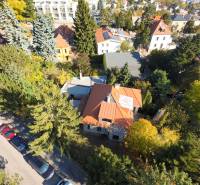 RIZNEROVA, RD – s veľkým pozemkom nad BRATISLAVSKÝM HRADOM - Letecký pohľad na rodinné domy a zeleň na Riznerovej ulici v Bratislave - Starom Meste.