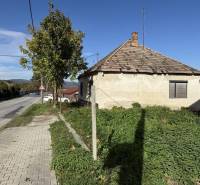 Stavebný pozmok s možnosťou delenia..Výhodná cena 55,- Eur/m2! - Starší dom vedľa cesty a chodníka v Budmericiach, Pozemky - bývanie.