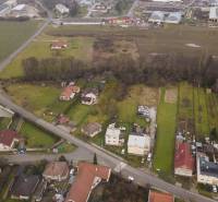 Stavebný pozmok s možnosťou delenia..Výhodná cena 55,- Eur/m2! - Letecký pohľad na Pozemky - bývanie v Budmericiach s domami a záhradami.
