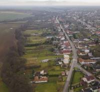 Stavebný pozmok s možnosťou delenia..Výhodná cena 55,- Eur/m2! - Letecký pohľad na Pozemky - bývanie v meste Budmerice, obklopené zeleňou a domami.