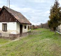 Na predaj pozemok 1065 m2, obec Dobrohošť v blízkosti Bratislavy - Starý domček so záhradou na pozemkoch na bývanie v ulici Dobrohošť, Dobrohošť.