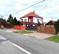 Na predaj pozemok 1065 m2, obec Dobrohošť v blízkosti Bratislavy - Rodinný dom s červenou strechou na ulici Dobrohošť v meste Dobrohošť, Pozemky - bývanie.