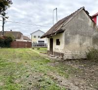 Na predaj pozemok 1065 m2, obec Dobrohošť v blízkosti Bratislavy - Starší dom na pozemku na bývanie na ulici Dobrohošť v meste Dobrohošť.