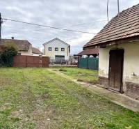 Na predaj pozemok 1065 m2, obec Dobrohošť v blízkosti Bratislavy - Pozemok na bývanie v Dobrohošti, Dobrohošť. Záhrada s trávnikom a starším stavom budovy.
