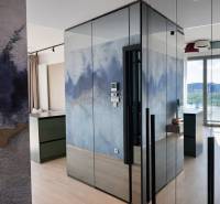 Prenájom 2-izbový byt s loggiou,55m2, EUROVEA TOWER - 2-izbový byt s farebnou umeleckou stenou, podlaha s dreveným dekorom a veľké okno.